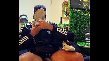 Masturbating with smelly feet