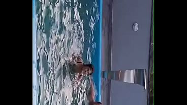 Play MP4 - Ruiva brinca na piscina chupando um pau at&eacute; levar gozada