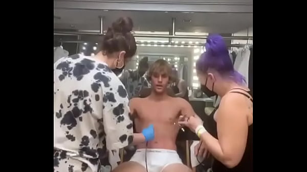 Cantor Canadense Justin Bieber De Cueca Em Making Off De V&iacute;deo Clipe Da M&uacute;sica Lonely thumbnail