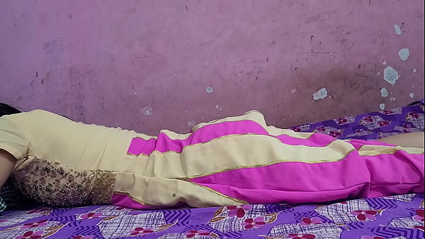 Play MP4 - नई नवेली फूल जैसे बाजू वाली खूबसूरत लडकी को लालच देकर मस्त चुड़ाई किया