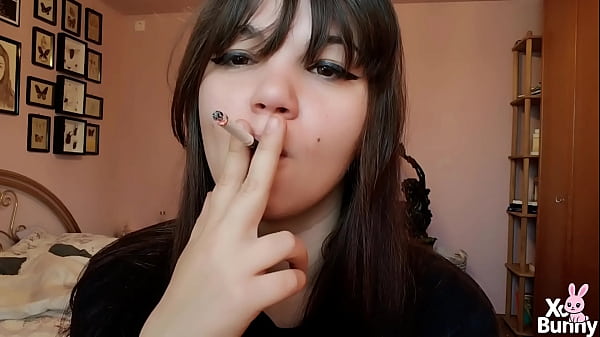 Play MP4 - Big bare lips smoking