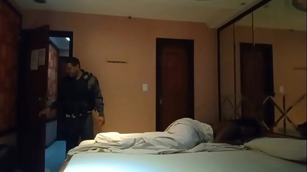 Play MP4 - FOI CHAMADO PARA VER UMA OCORR&Ecirc;NCIA E FUDEU GOSTOSO