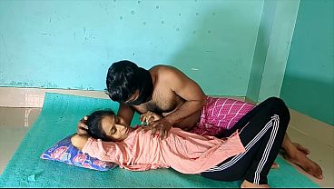 Nonton Desi Bhabhi Fucked Hard By Devar At Home thumbnail