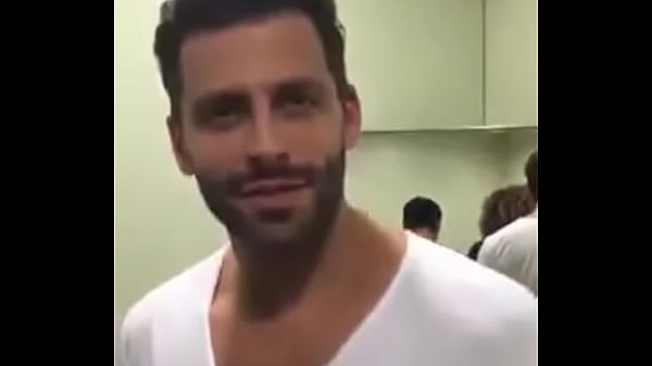 Play MP4 - Henri Castelli mostrando volume