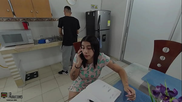 Hermosa Petite Latina Hace Una Video Llamada Con Su Novio Y Se Masturba Sin Que Su Hermanastro La Descubra thumbnail