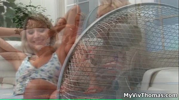 Hot blonde lesbians get_horny making out