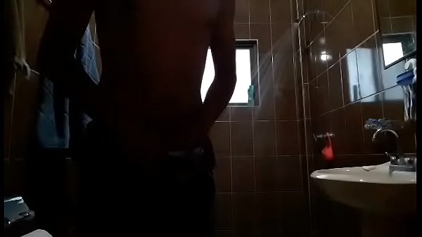 Jovencito desnuda en la ducha para mi con la regadera abierta 