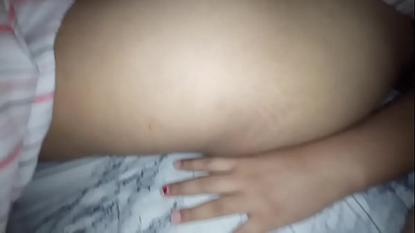 Mi esposo me espía y me manosea mientras me_despierto