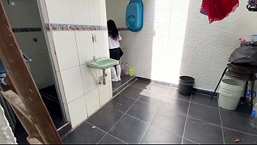 Nonton Padrastro Pervertido Se Pone Horny Viendo Como Su Hijastra Flaca De 18 A&ntilde;os Lava Sus Calzoncitos thumbnail