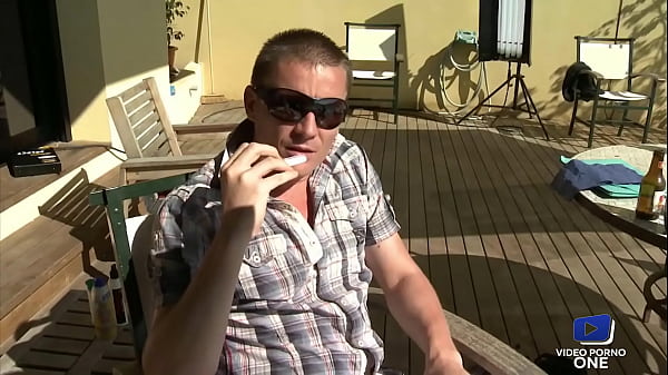 Sofia Prada etLady Diamond baisées au bord_de la piscine