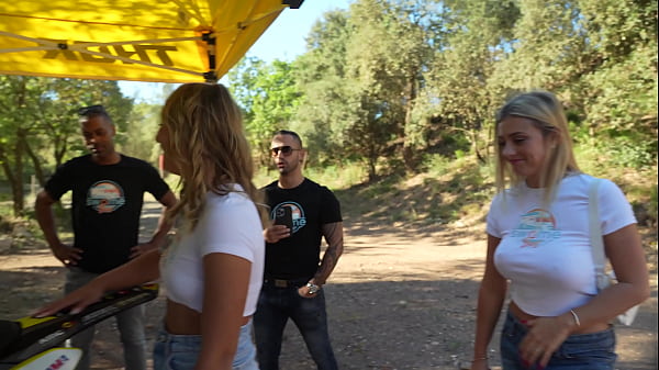 Le bus des libertin #5 fait une halte sur un terrain de cross