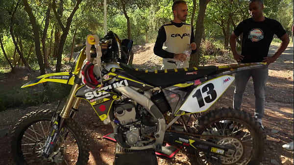 Play MP4 - Le bus des libertin &num;5 fait une halte sur un terrain de cross &excl;&excl;