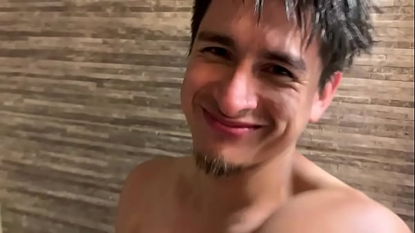 Hetero Guy Clean Up Before Getting A Blowjob thumbnail