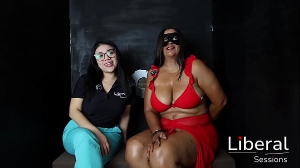 Milf de enormes tetas y gran culo en su primer glory hole