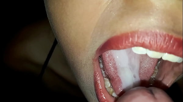 Gran corrida en boca de latina super sexy escupe toda la leche como una puta