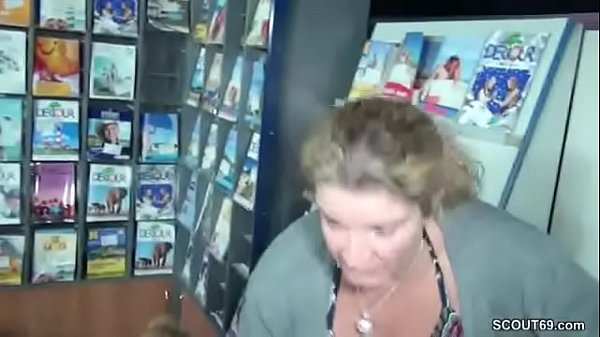 Play MP4 - MILFs treiben es wild im Buero mit einem Fremden