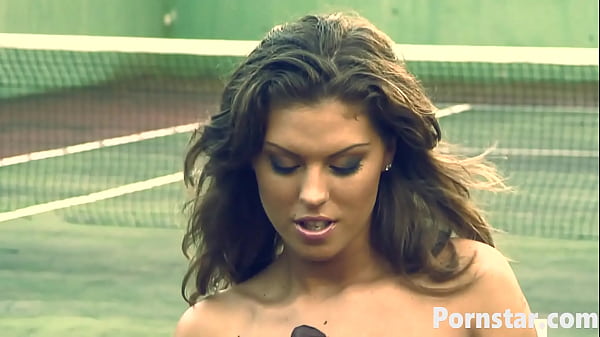 Teen Hannah Hunter Inserts a Badmintonin Ass