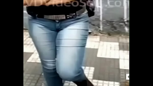 Play MP4 - Gostosa mostra a bunda e faz boquete na rua