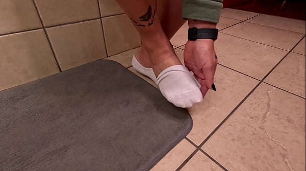 Nonton Sexy Slut Rubbing Some Oil On Her Body thumbnail