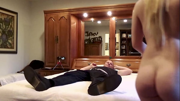 Nonton Masked Slut Fucks Everyone In Town While Her Hubby Is At Work thumbnail