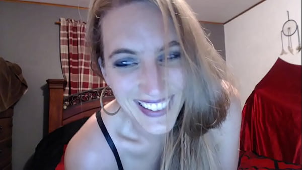 Nonton Milf Using Panties To Stuff Pussy thumbnail