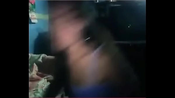 Ex de 18 años_con vestido se para para_que le_vean las_piernas_y el culo