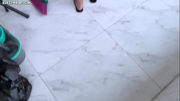 Play MP4 - Contratei essa empregada&comma; ela me provocou n&atilde;o aguentei a bunda dela