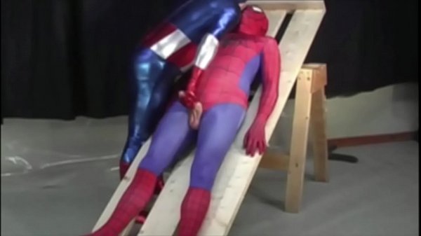 Des Mecs Aiment Le Fetish En Super Heros thumbnail