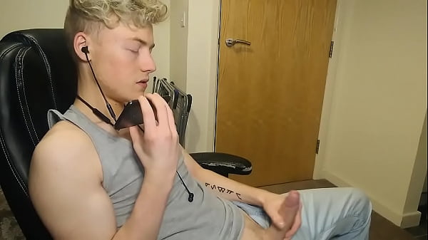 Play MP4 - British Guy Dirty Talking To His Girl On The Phone While He Wanks