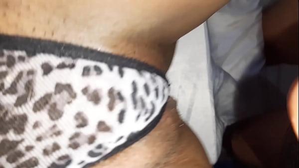 menina deitada com leitinho a bunda_foi e_deu o cuzinho