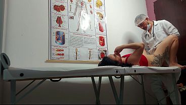 Ginecologista enfia dedo no cu e fode paciente! 