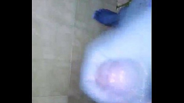 pajero se hecha saliva en la verga y se corre 