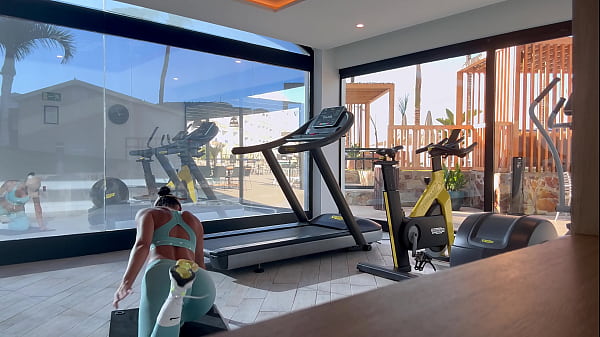 Play MP4 - Fit Teen Bubble But Fucks her Personal Trainer after the Gym