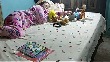 Nonton Ensenando A Mi Hijastra A Leer Ya Que No Lo Hace Muy Bien Luego Me Pide Que Si Le Puedo Ense&ntilde;ar Mi Pene thumbnail