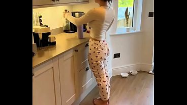 Rabudas gostosas na cuzinha 