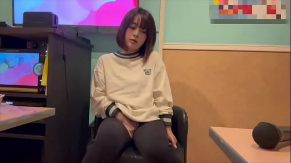 からオケマイクをおまんこに押し当ててオナニーしたら気持ち良すぎて声が出てしまいました&hellip; 