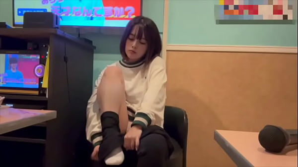 からオケマイクをおまんこに押し当ててオナニーしたら気持ち良すぎて声が出てしまいました&hellip;