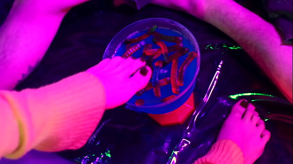 Nonton Foot Slave Licking My Messy Feet thumbnail