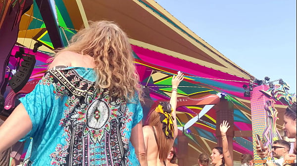 Micro bikini jiggling girl 