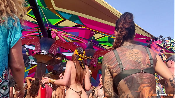 Micro bikini jiggling girl 