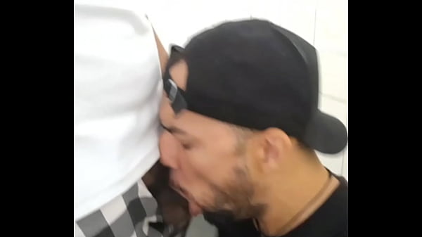 Estava Mijando E Entrou Um Negro De Pau Bem Duro, Colocou Para Eu Mamar E Gozou Leite Na Minha Boca thumbnail