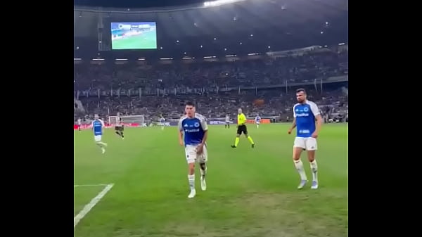 Nonton Neymar Jr Fode Novinho De Sele&ccedil;&atilde;o Brasileira Em Partida De Futebol thumbnail