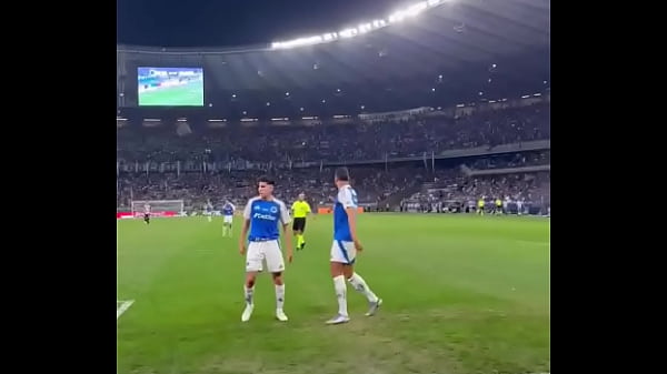 Neymar Jr fode novinho de sele&ccedil;&atilde;o brasileira em partida de futebol 