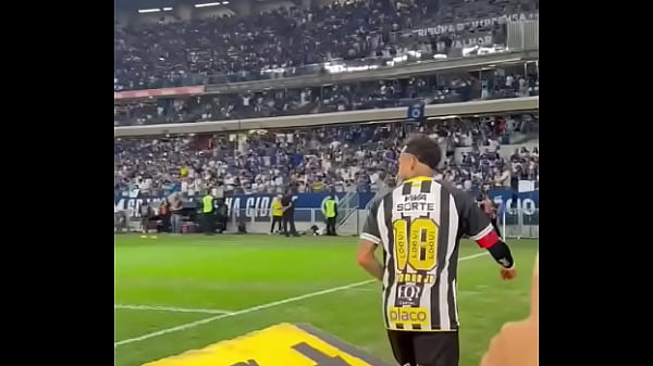 Neymar jr fode novinho de sele&ccedil;&atilde;o brasileira em partida de futebol 