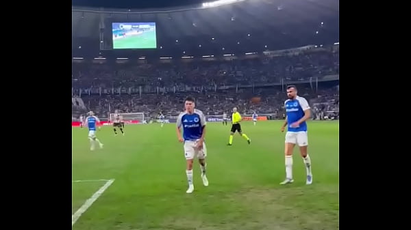 Idoso de 33 anos goza no ch&atilde_o e novinho entediado bebe todo o leite de prop&oacute_sito.