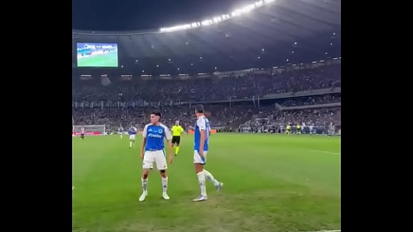 Idoso de 33 anos goza no ch&atilde_o e novinho entediado bebe todo o leite de prop&oacute_sito.