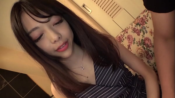 スベスベの肌を堪能しつつ乳首を舐めてみれば、甘い声で喘いで気持ちよさそうにしています。クリを優しくなでるとどんどん濡れてきて反応もどんどん良くなってきました。とろとろになったおま○こにすぐ挿れたいところですが我慢して、先ずはフェラをお願いすると美味しそうに口いっぱいに頬張って御奉仕してくれます。 thumbnail