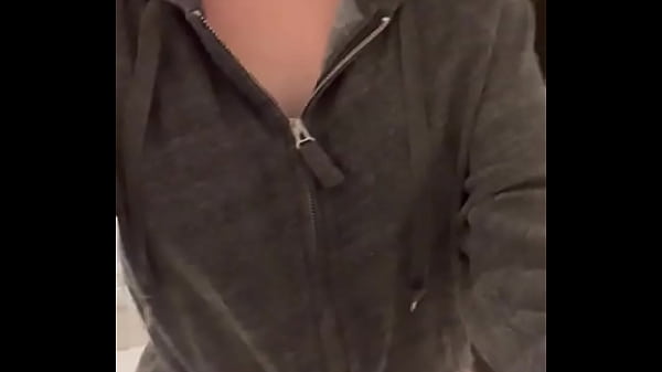 Nonton Who Doesn&rsquo;t Like A Cheeky Boltons Reveal Out Of A Hoodie? thumbnail