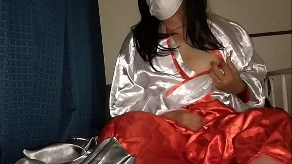 サテンの巫女女装コスプレで オナニー