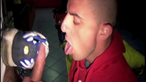 Jeune Mec Minet Soumis Aux Skets De Son Boss thumbnail